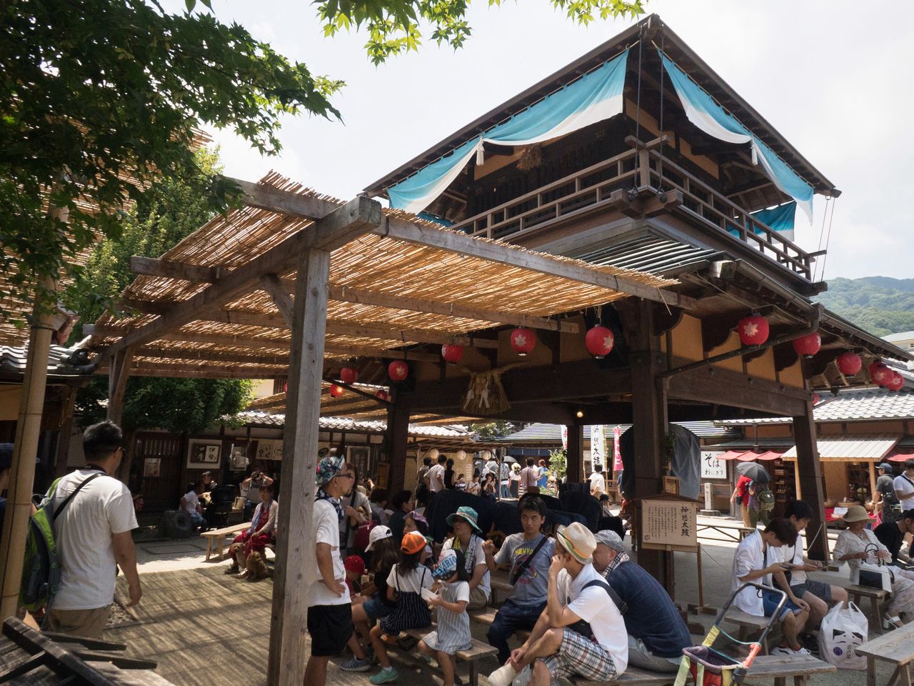 Des bancs sont installés un peu partout au centre du quartier Okage-yokochô.