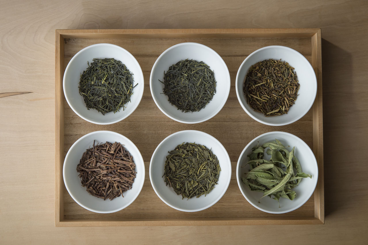 Au salon de thé Tôka, avant de commander, les clients ont la possibilité de comparer les différents échantillons de feuilles de thés proposés.