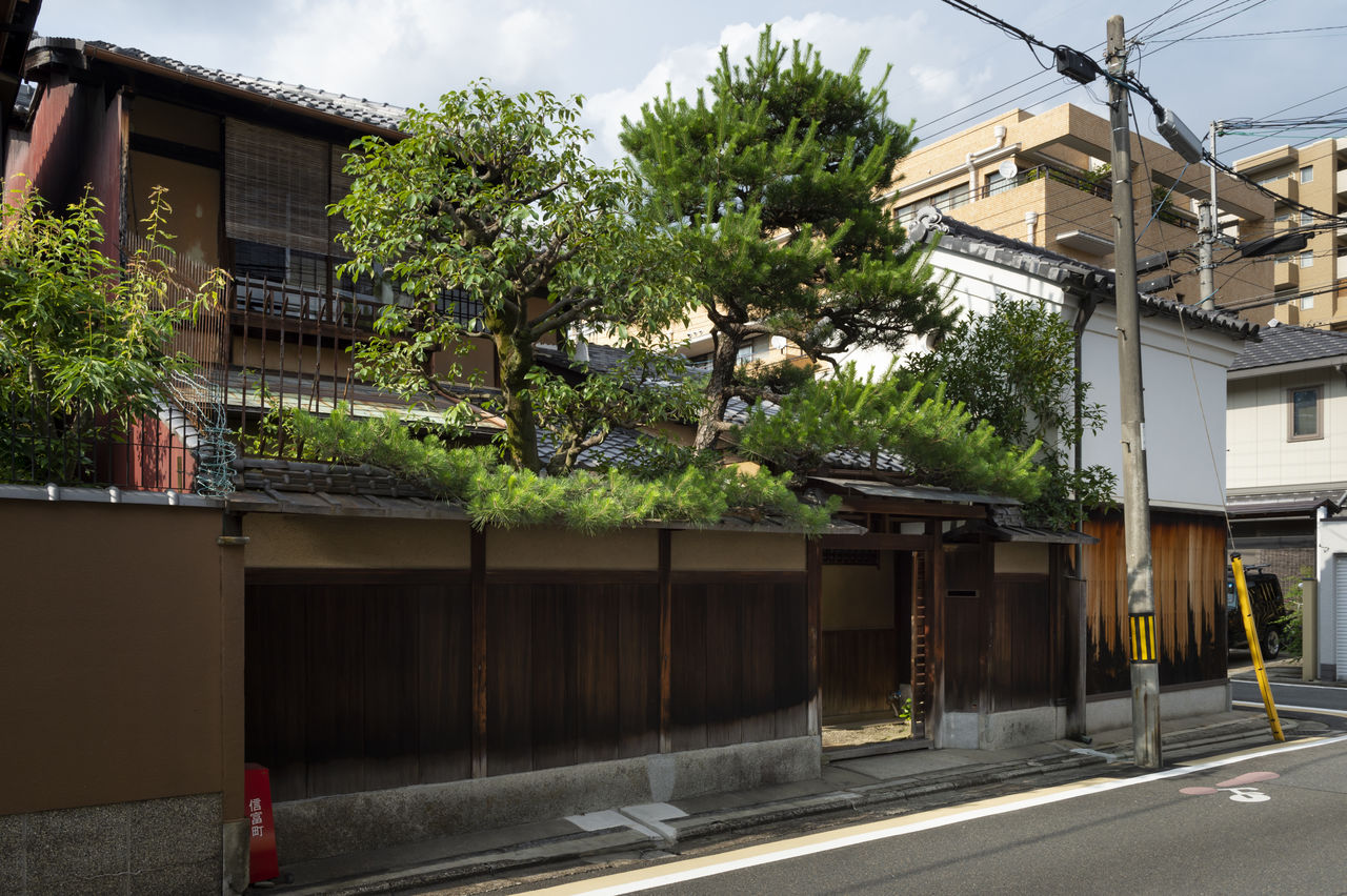 La Galerie Nichinichi et le salon de thé Tôka vus depuis la rue