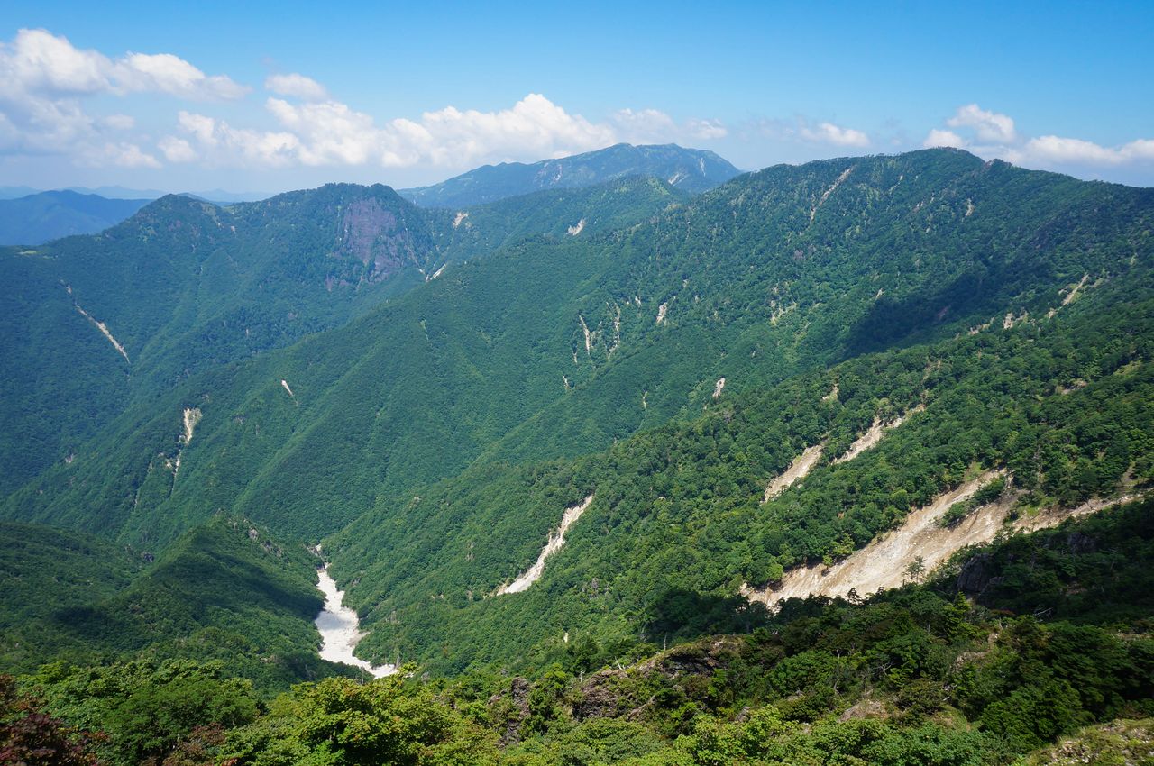 Regardant vers Busshôgatake, le mont Shichimen, et le mont Misen de la chaine d'Ômine (Pixta)