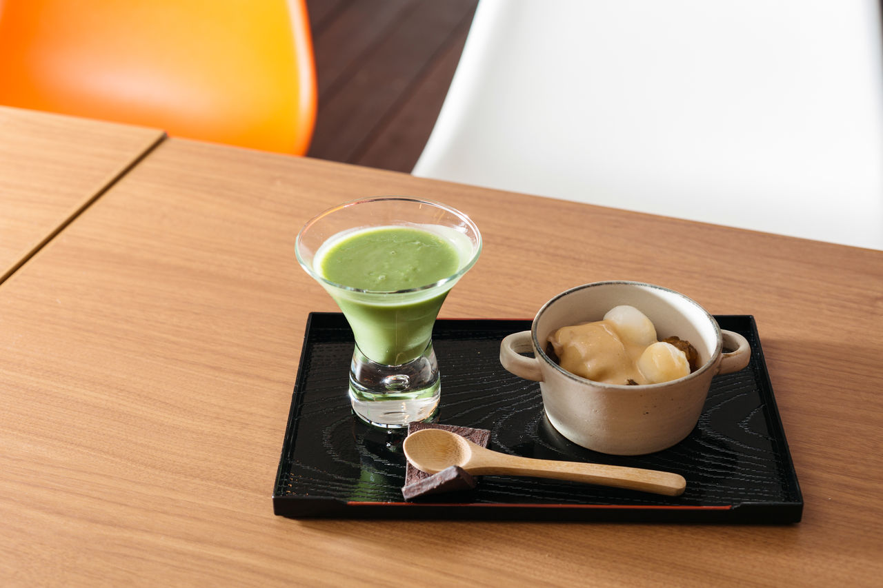 Dessert et boisson : shiratama (boulettes de farine de riz) amazake nappé de anmitsu avec une boisson de kôji au matcha (864 yens)