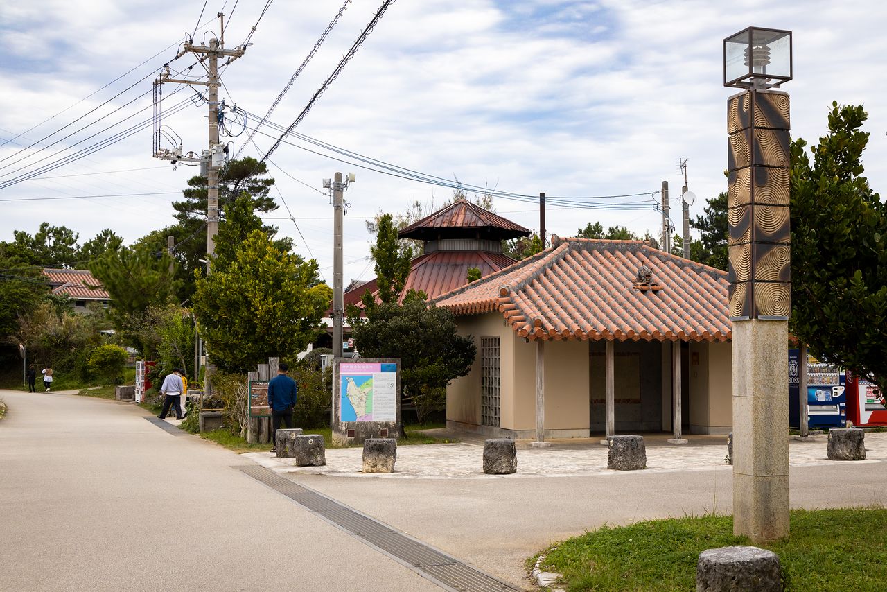 Le grand parking à l'entrée du village. Le village de Yomitan possède de riches ressources d’argile, d’eau et de bois de chauffe, les éléments essentiels à la fabrication des yachimun.