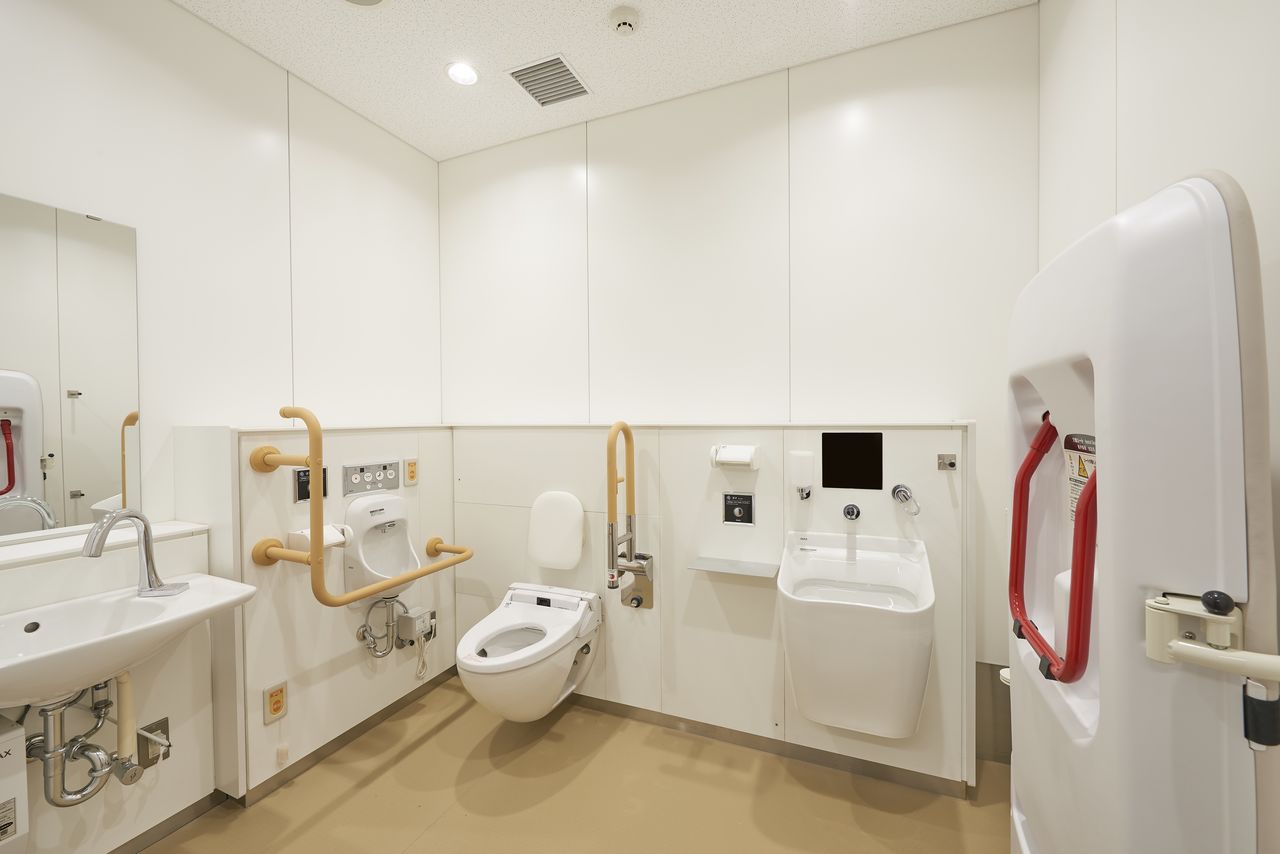 Les toilettes pour fauteuils roulants sont disponibles pour droitiers et pour gauchers. Ici, un modèle pour droitier. . (photo avec l’aimable autorisation du Japan Sport Council)