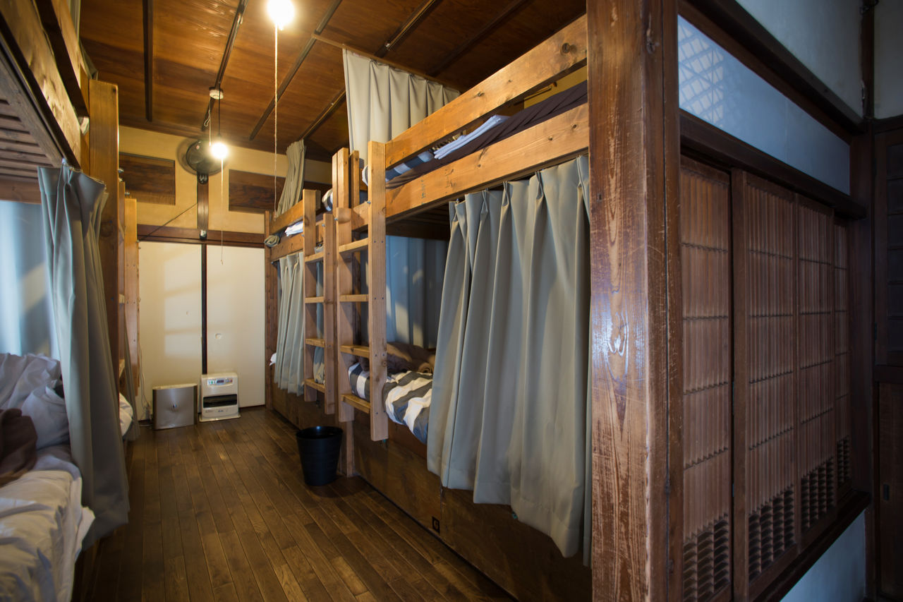 Dans les dortoirs, des rideaux devant les lits superposés pour ajouter un peu d'intimité et des consignes pour les bagages