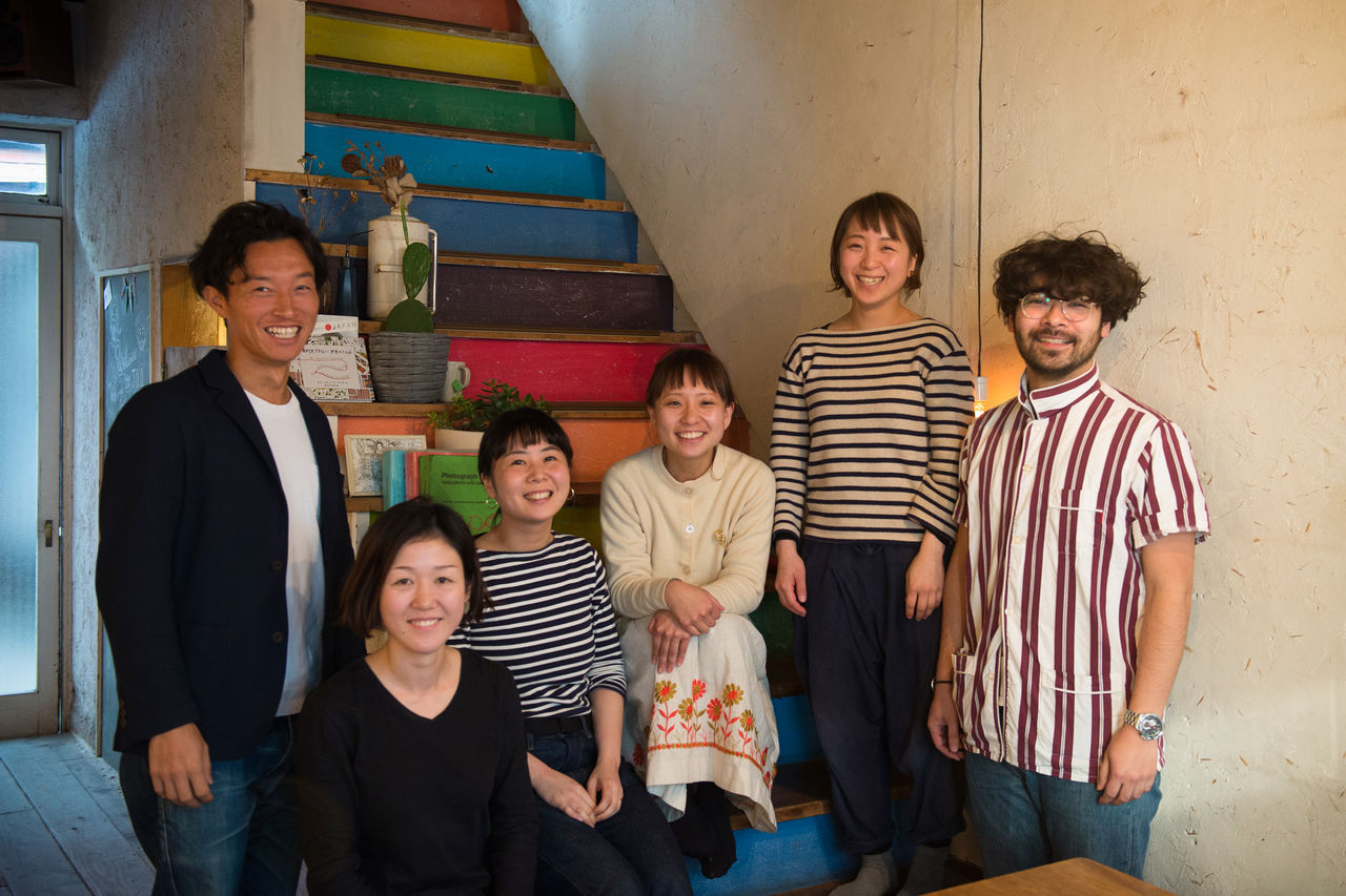 Honma Takahiro, PDG de Backpackers’ Japan (à gauche) et toute l’équipe du personnel de Toco