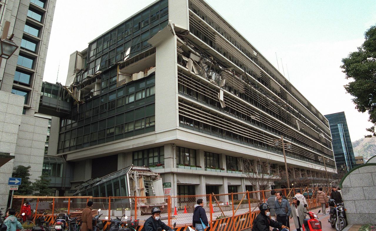 Le bâtiment 2 de la mairie de Kobe après le séisme. Le sixième étage a subi le plus de dégâts (© Jiji)