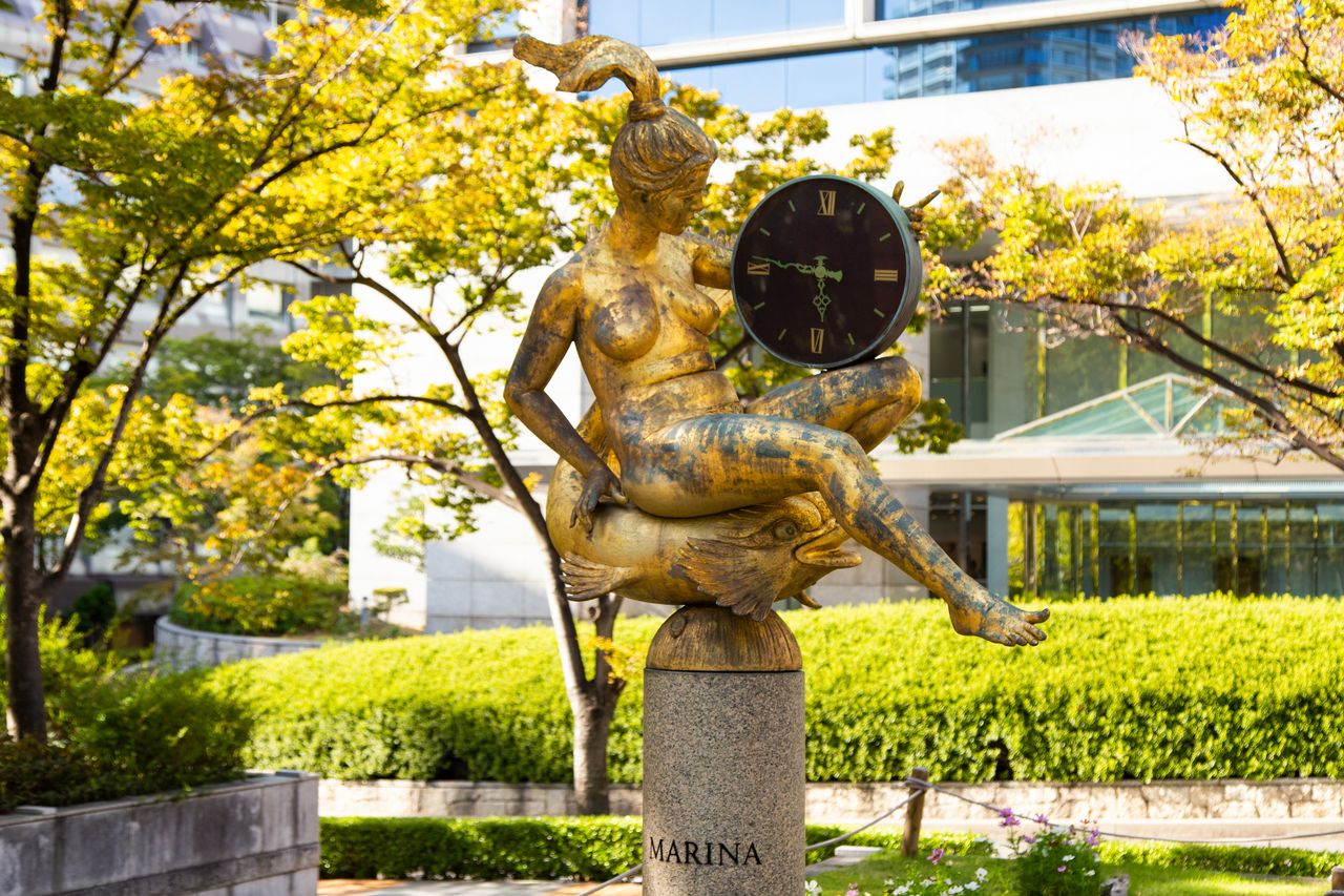 La statue de la déesse Marina, tombée de son piédestal pendant le tremblement de terre