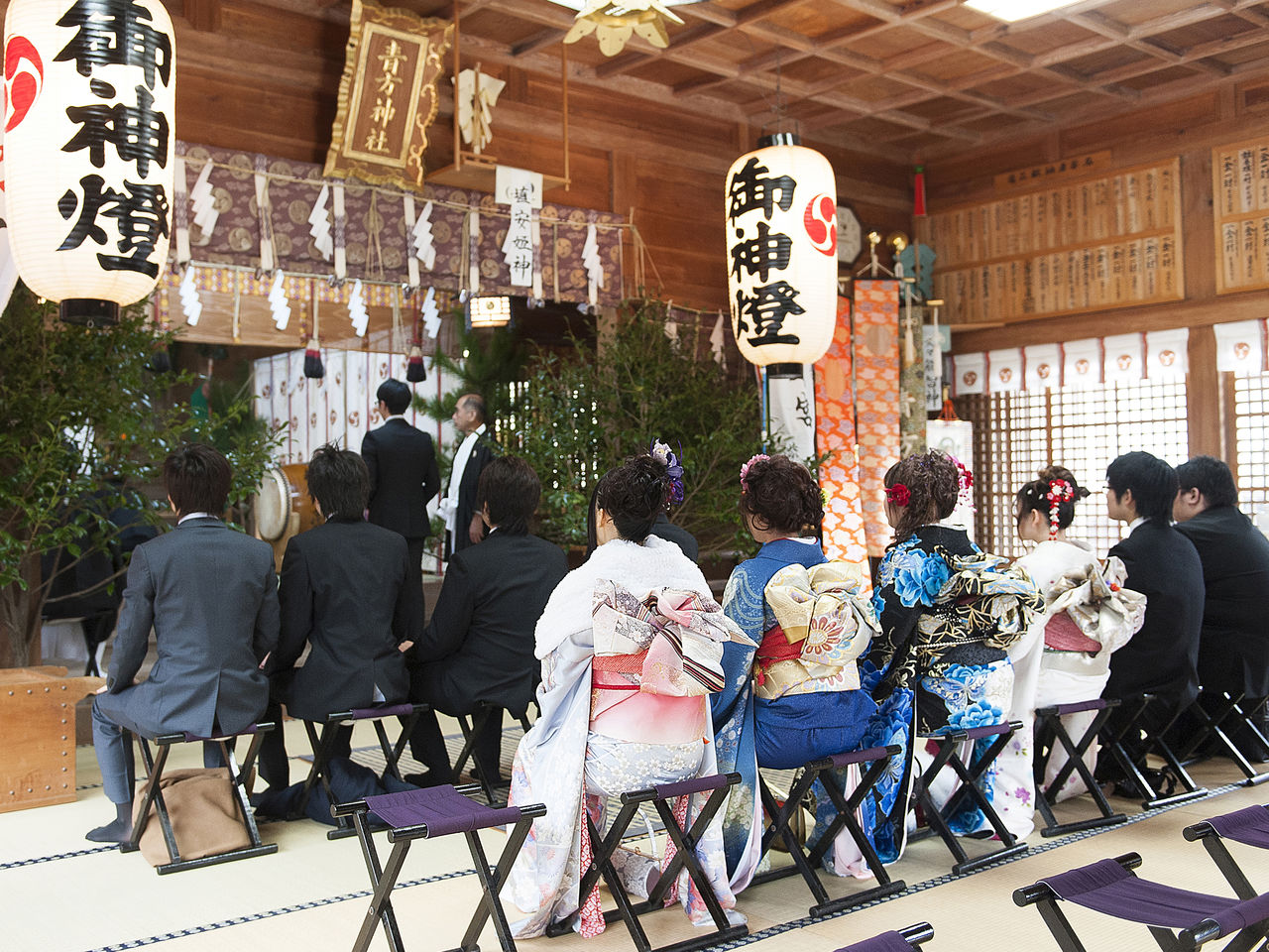Les jeunes se tiennent de leur mieux pour la cérémonie traditionnelle de passage à l’âge adulte, le Seijin-shiki