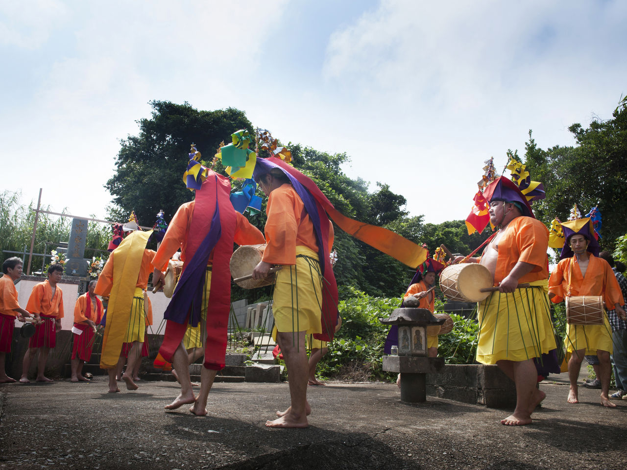 Les costumes colorés et les tambours battants font partis des attractions des danses ômondê de l’île de Sagano.