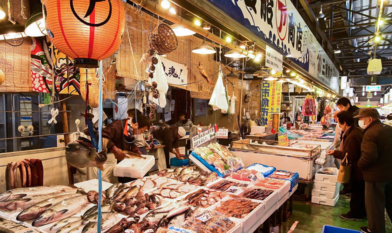 Le marché aux poissons de Miyako, où se mêlent habitués et touristes à l'affût des spécialités locales (avec l’autorisation de l’Association du tourisme d’Iwate)