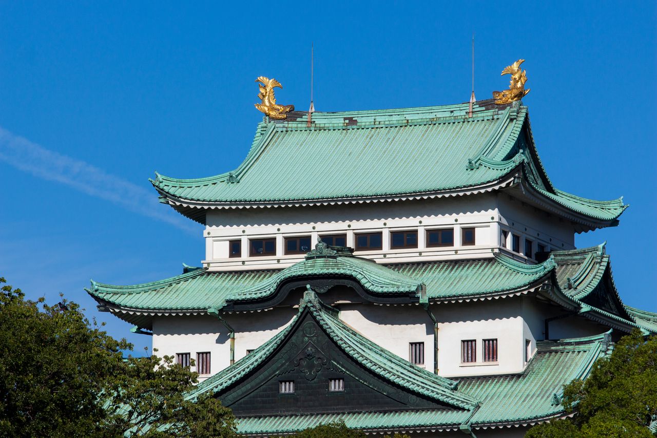 Le shachihoko doré (poisson-tigre), symbole du château de Nagoya, plane majestueusement au-dessus de sa tour principale. Le shachihoko mâle est au nord (à gauche) et la femelle est au sud. 