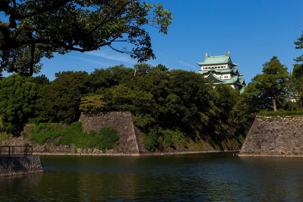 La vue sur la tour du château de Nagoya depuis les douves du côté ouest. 