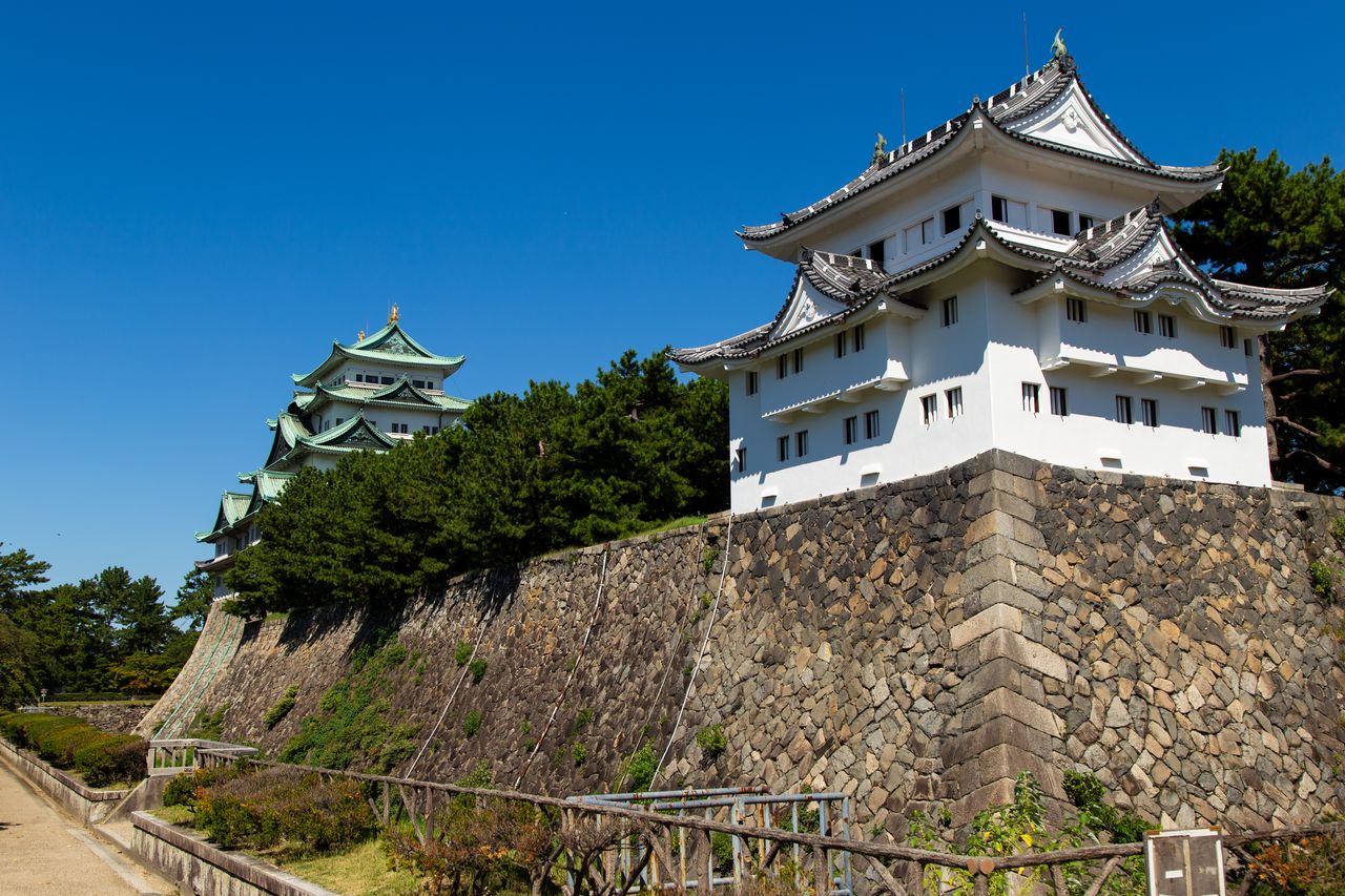 Le Seinan-sumi Yagura (tour de guet du coin sud-ouest) avec la tour principale en arrière-plan. Les daimyô non-membres du clan Tokugawa étaient responsables de la construction des murs en pierre. 