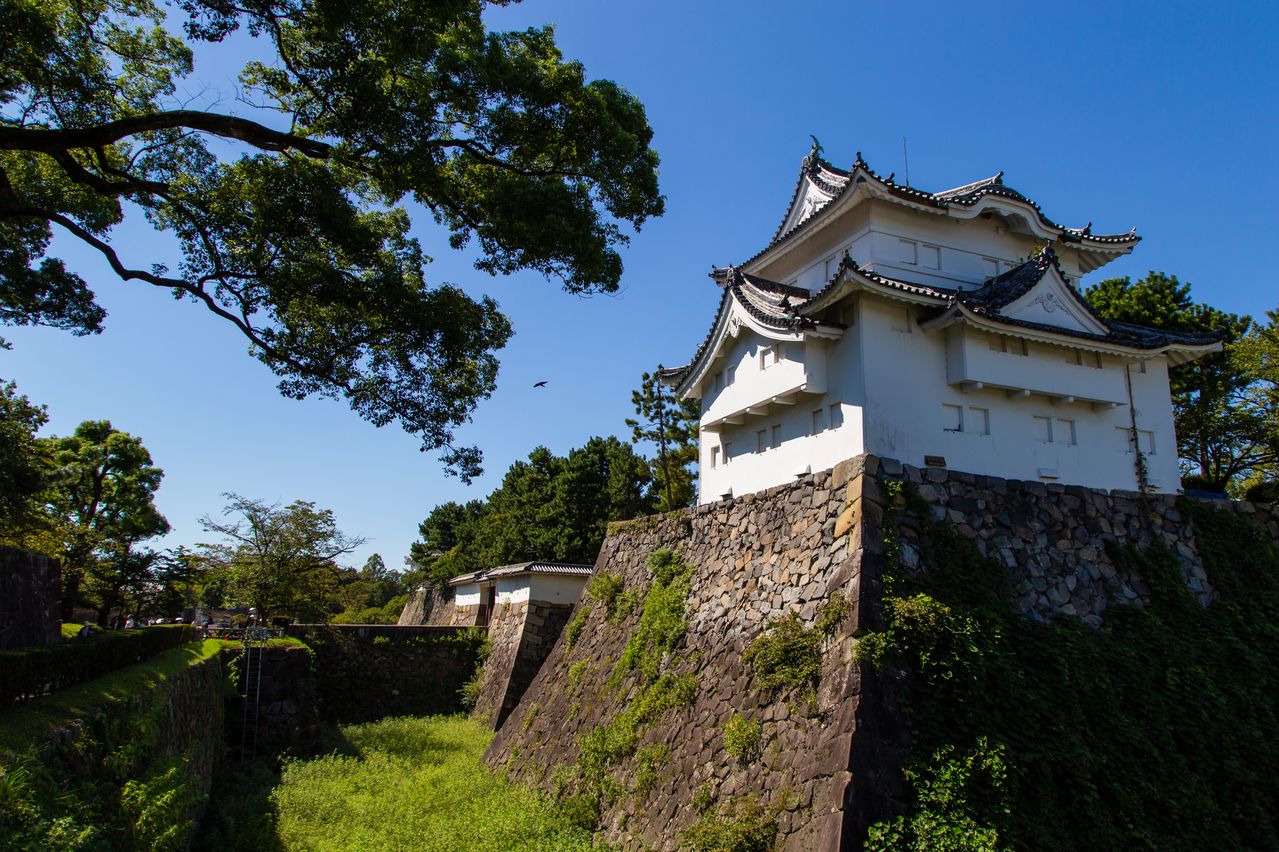 La Tônan-sumi Yagura a été construite vers 1612, en même temps que la Seinan-sumi Yagura. L'Omote Ni-no-mon (deuxième porte avant) est sur la gauche.