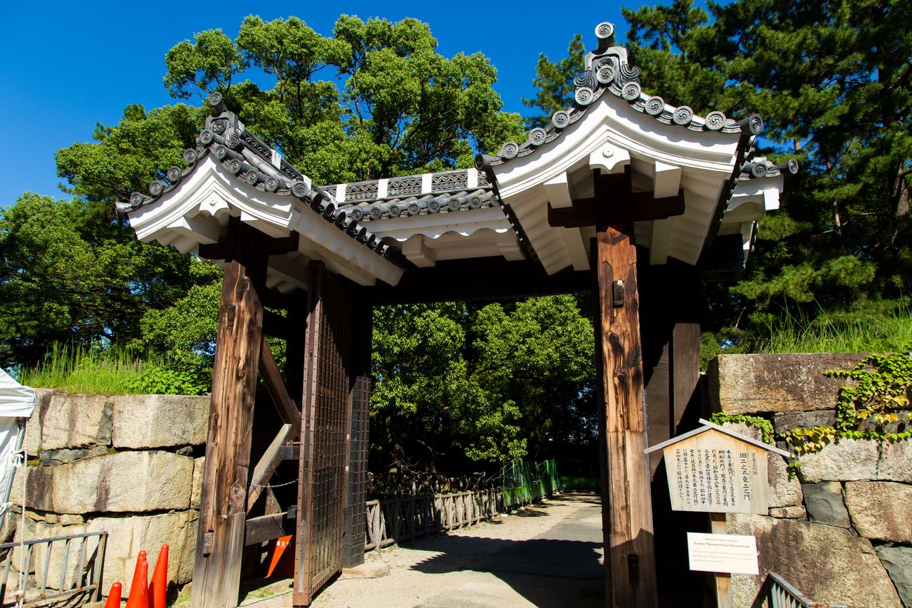 L'ancien Ni-no-maru Higashi Ni-no-mon (la deuxième porte est, construite aux alentours de 1612) a été transférée à Honmaru en 1972. 