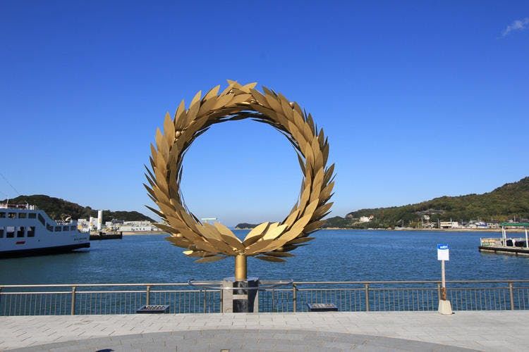 « Le cadeau du soleil » (œuvre de Choi Jeong-Hwa), le célèbre monument sur le port de Tonosho, sur l’île de Shôdoshima.