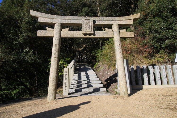 Alors que les portiques torii marquent en principe l’entrée des sanctuaires shintô, celui-ci se dresse à l’entrée d'un temple bouddhique, vestige de l’époque d’Edo et du syncrétisme shinbutsu (le mélange shintoïsme-bouddhisme).