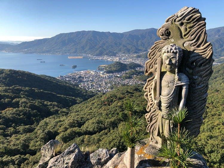 À 300 mètres d’altitude, le panorama est plus impressionnant que prévu. Namikiri Fudô Myô est également le gardien du trafic maritime.