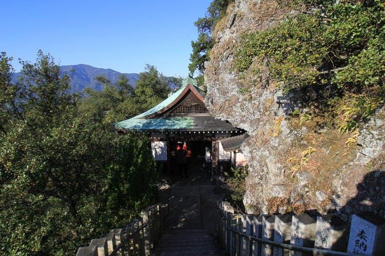 La grotte du Phœnix, salle principale du temple Goishizan, se trouve sous la falaise.