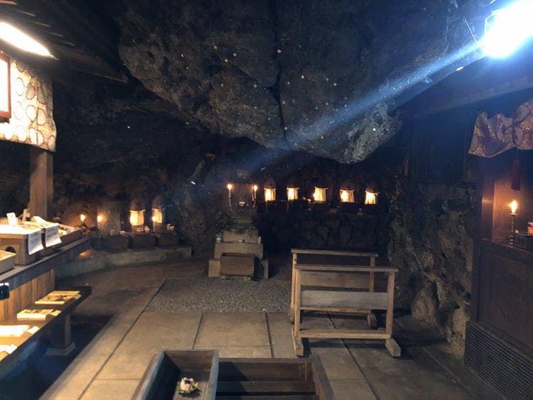 L’intérieur de la grotte du Phœnix, avec son énorme rocher qui s’emble la transpercer.