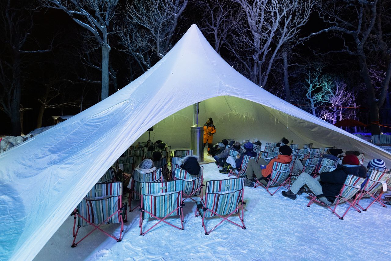 Des séminaires donnés par des guides spécialistes de la nature accompagnés de vidéos projetées à l’intérieur de la tente.