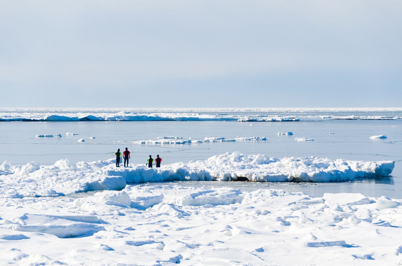 La bonne façon de marcher sur la glace : porter une combinaison étanche et être accompagné d'un guide.