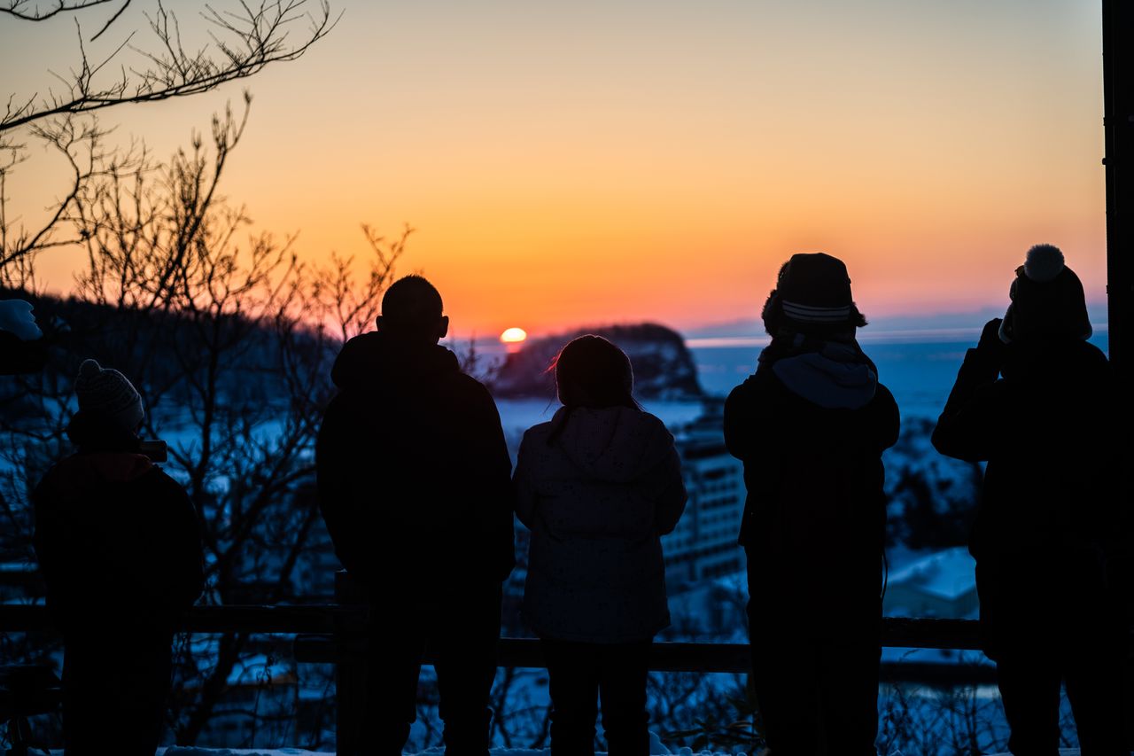 Avant le festival Ryûhô, n’oubliez pas de regarder le soleil se coucher sur la glace flottante.