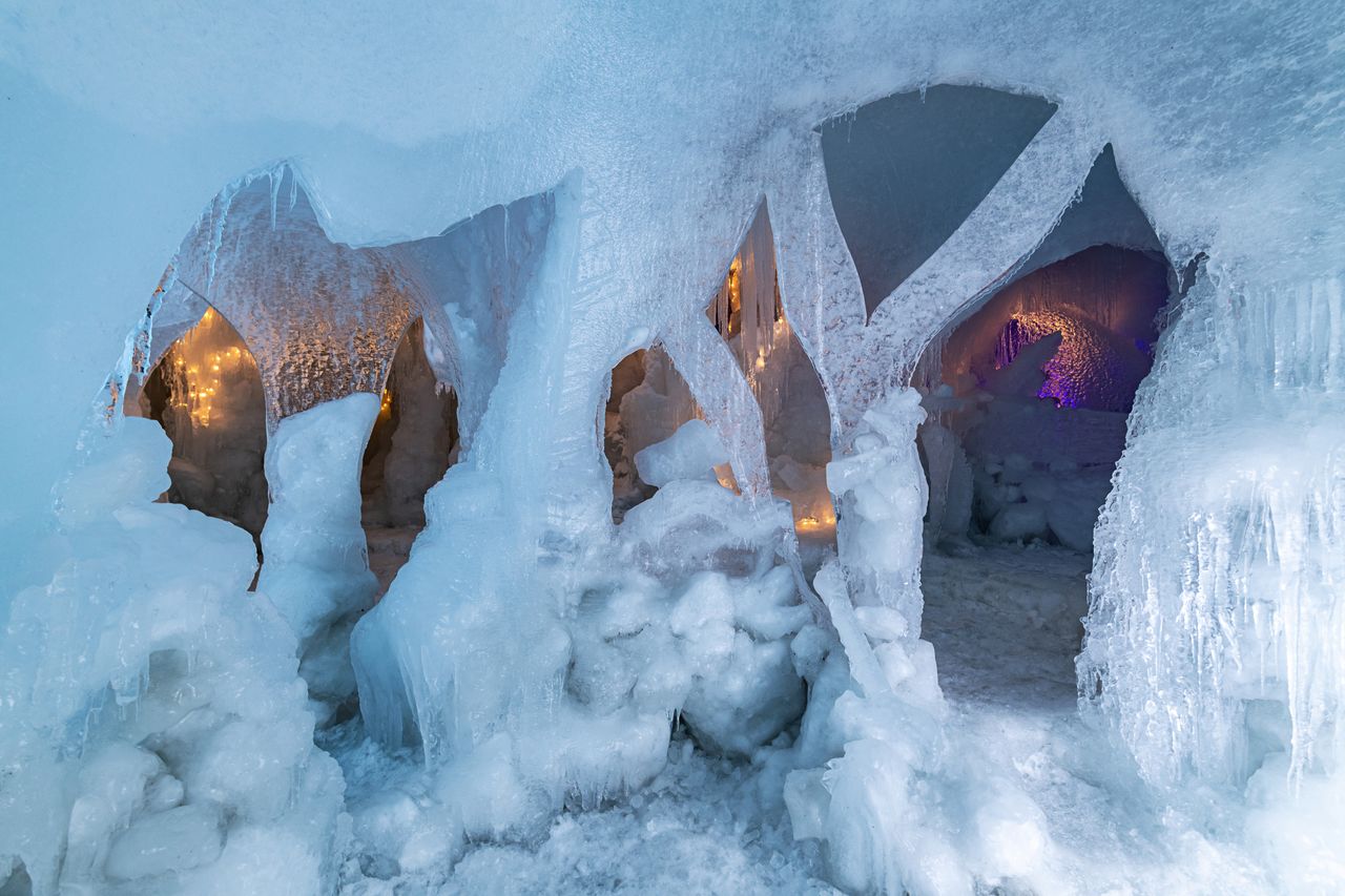 Plutôt que d’être démolie, la structure de glace fond naturellement, une fois le festival terminé (© 2019 Takenaka Hirohiko)