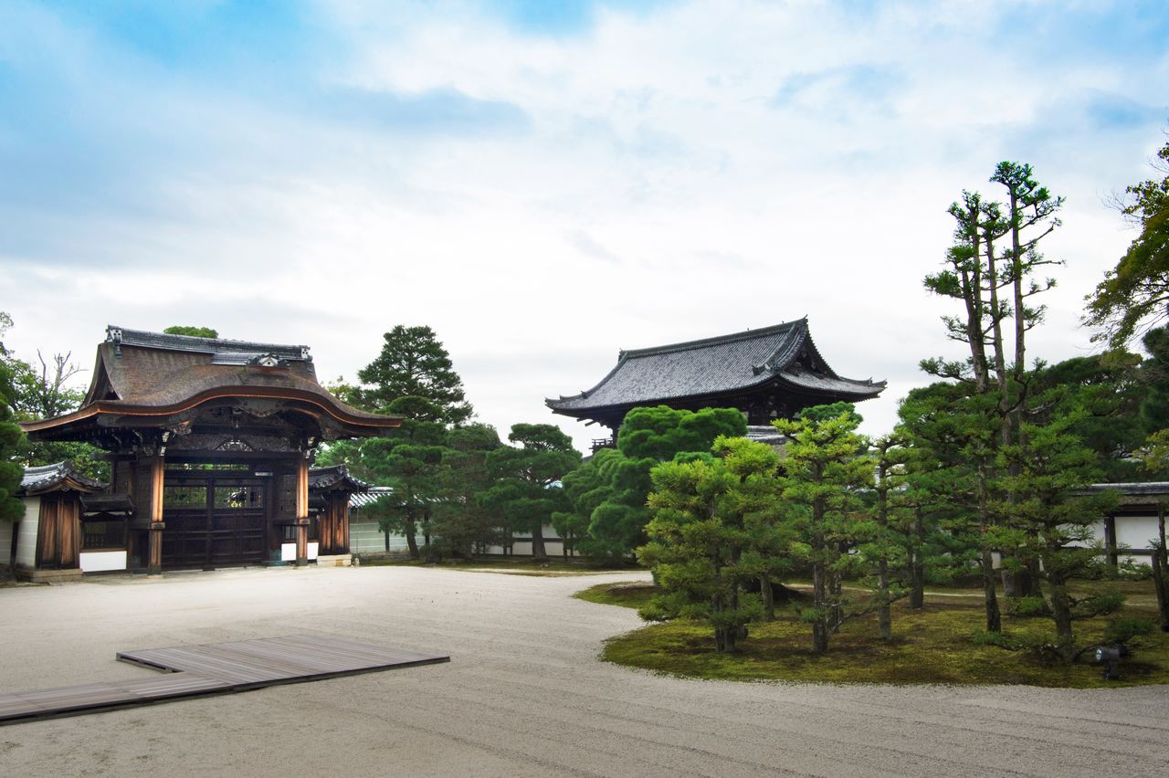 Le jardin sud et la porte impériale Chokushi-mon vers le pavillon principal.