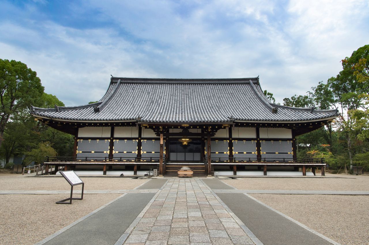Le pavillon Kon-dô qui abrite la statue du bouddha Amida Nyôrai. provient du Seiden-Shishinden du palais impérial de Kyoto, déplacé au 17e siècle. Trésor national