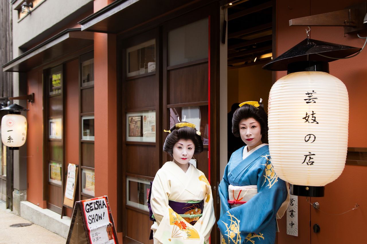 Les geisha Ichimari (à gauche) et Ichiharu devant le Café Ito