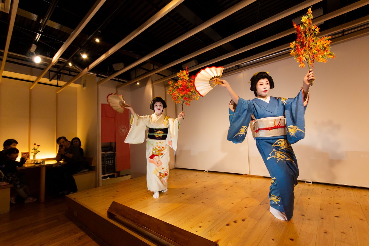 Les performances mettent en valeur le style attrayant du kimono et les gestes élégants de la geiko. 