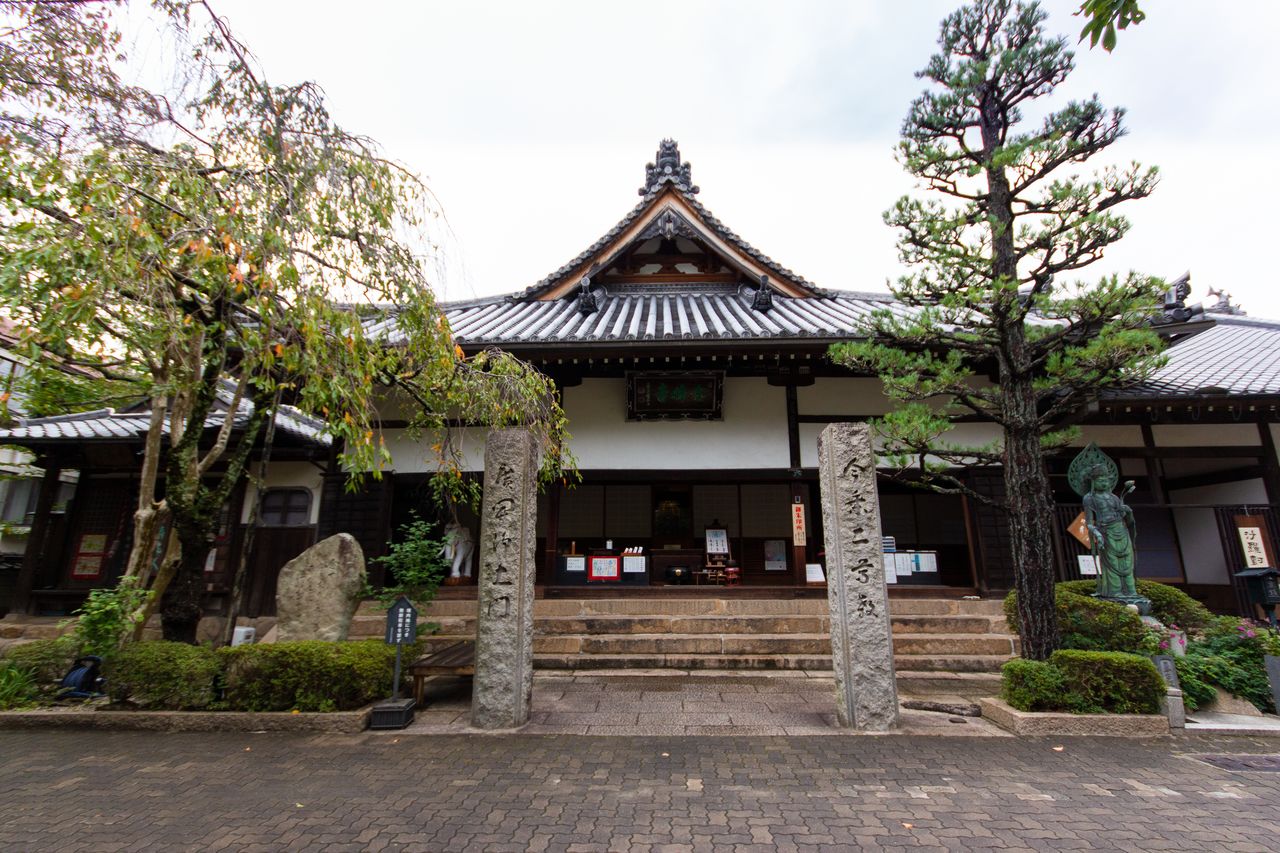 Le bâtiment principal de Nenbutsuji en face de Gokurakuji. Remarquez la statue de Gyôki à l'extérieur. 