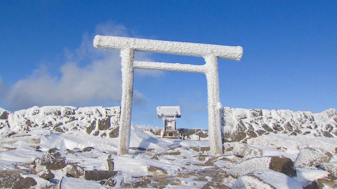 Le sanctuaire Hie vu au travers de son portique recouvert de neige