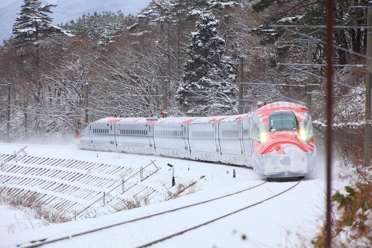 Le Komachi, Shinkansen de la préfecture d’Akita sillonnant à travers la neige ; une image récurrente des hivers rigoureux locaux (avec l'aimable autorisation de la Fédération du tourisme d'Akita).