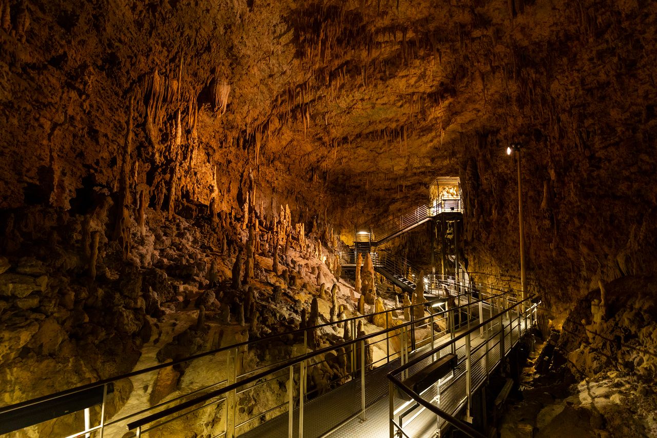 Stalactites et stalagmites semblent jaillir çà et là des parois de la grotte Gyokusendô.