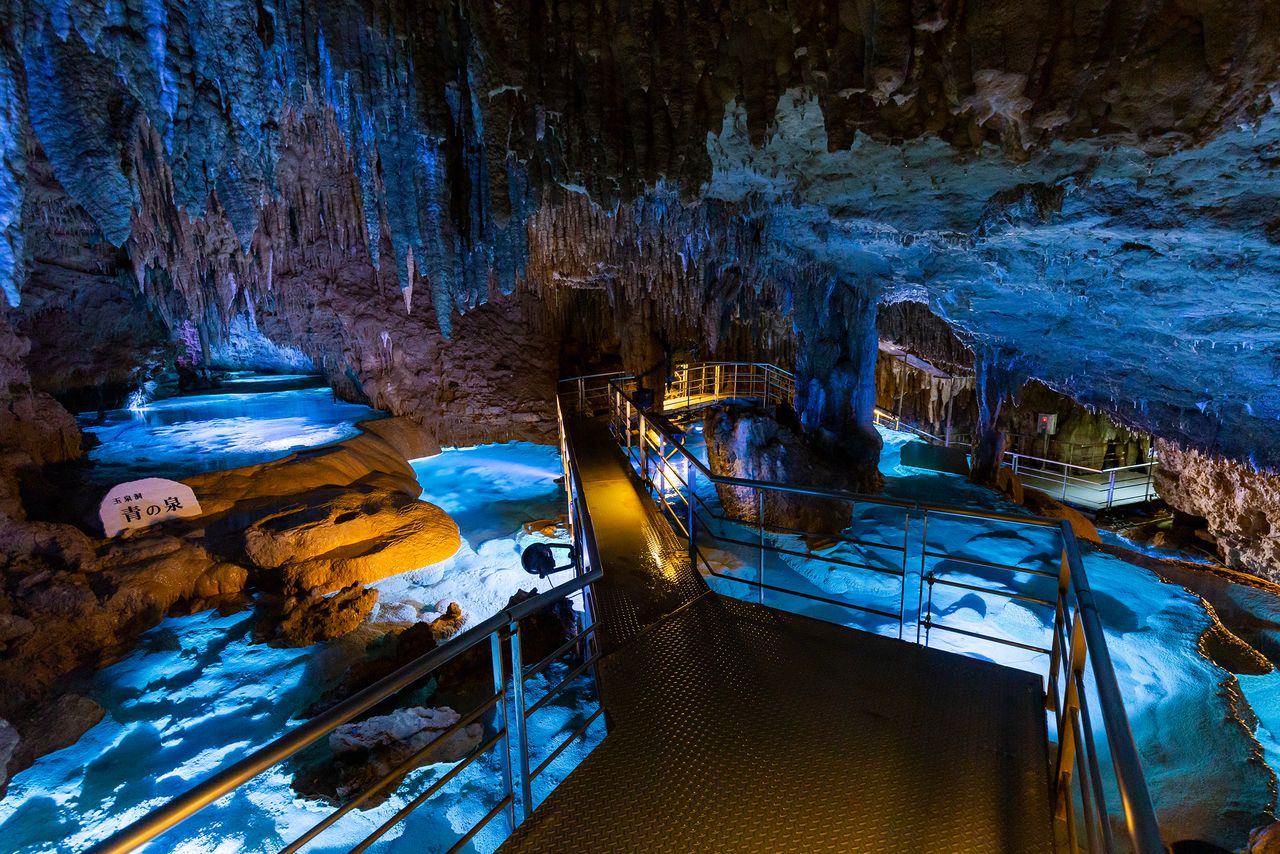 Ao no Izumi (la fontaine bleue), l’un des nombreux bassins souterrains à l’intérieur de la grotte. Les teintes irisées du bleu de l’eau en font un spectacle à couper le souffle.