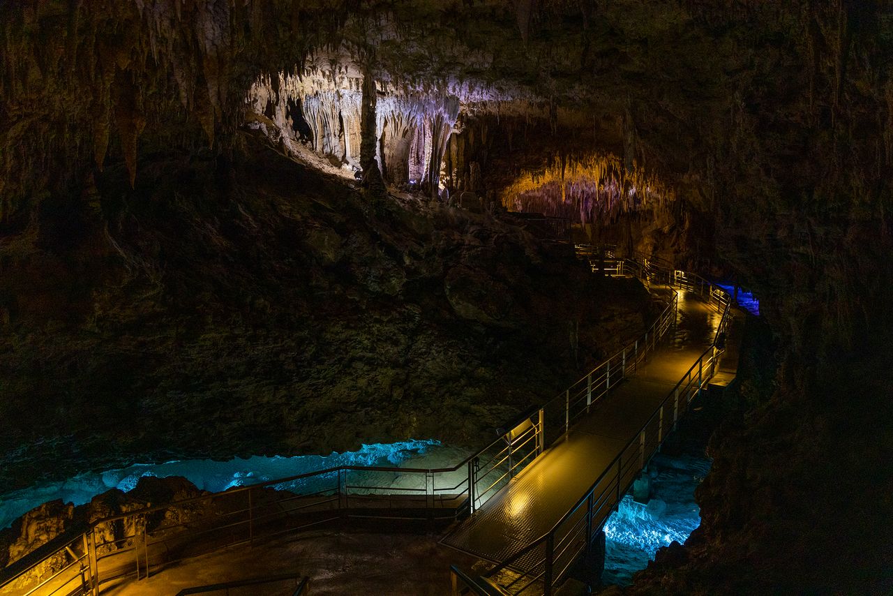 Des lumières colorées ajoutent à l’atmosphère mystique qui règne dans la grotte.