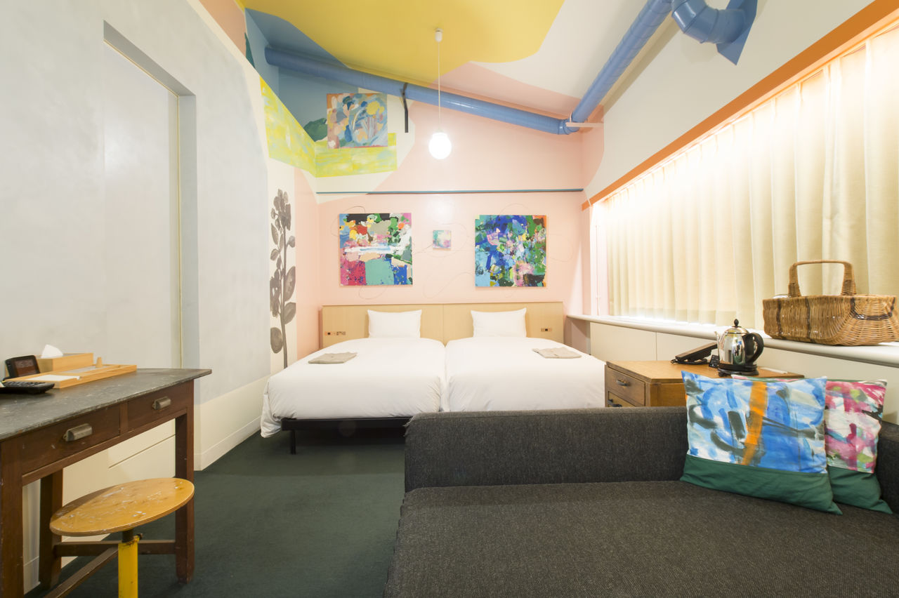 Cette chambre d’hôte a été conçue par l’artiste contemporaine Ukaji Shiho.