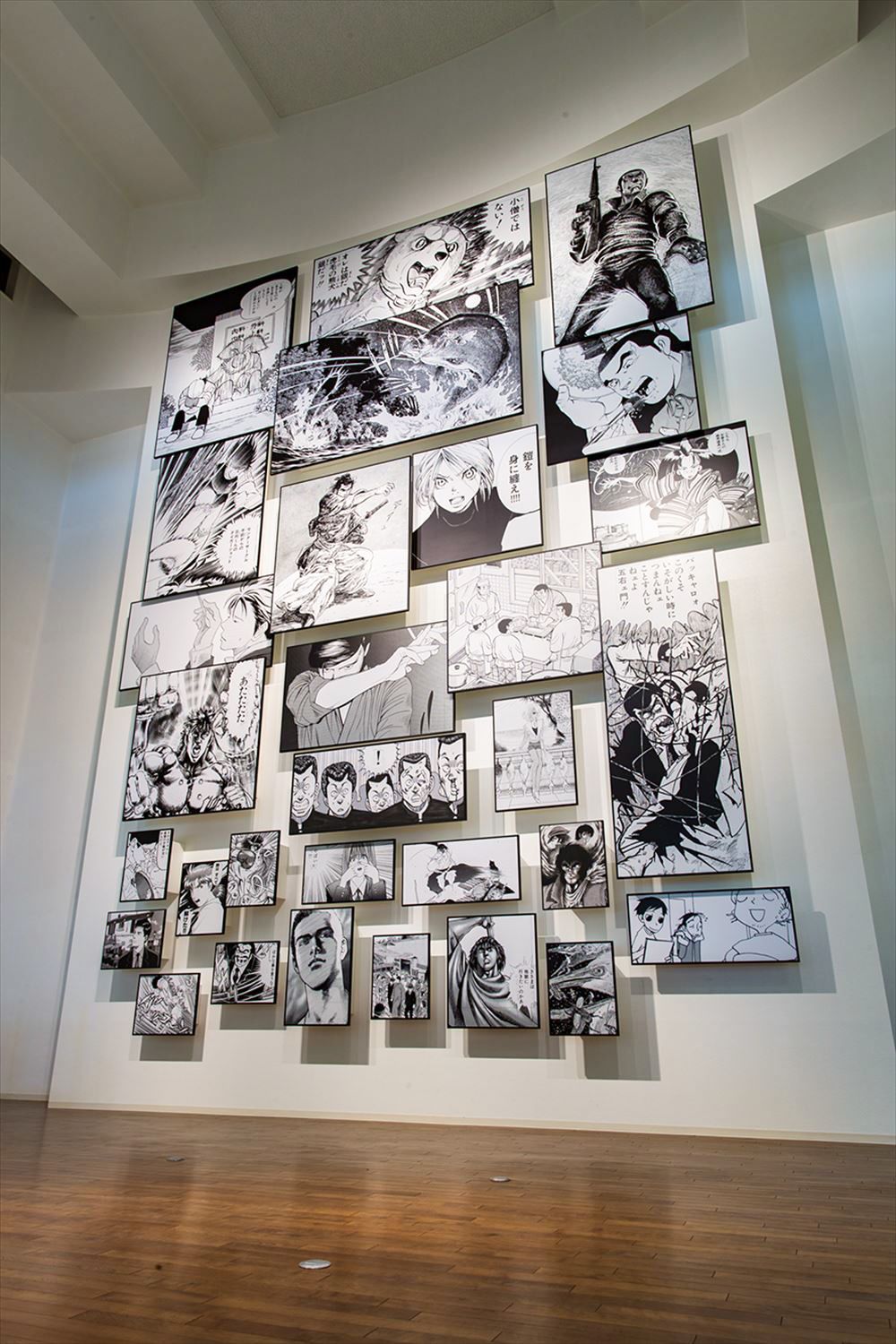 Le « mur de mangas » : un florilège de panneaux de mangas tous plus incontournables les uns que les autres (avec l'aimable autorisation du musée du manga de Yokote Masuda)