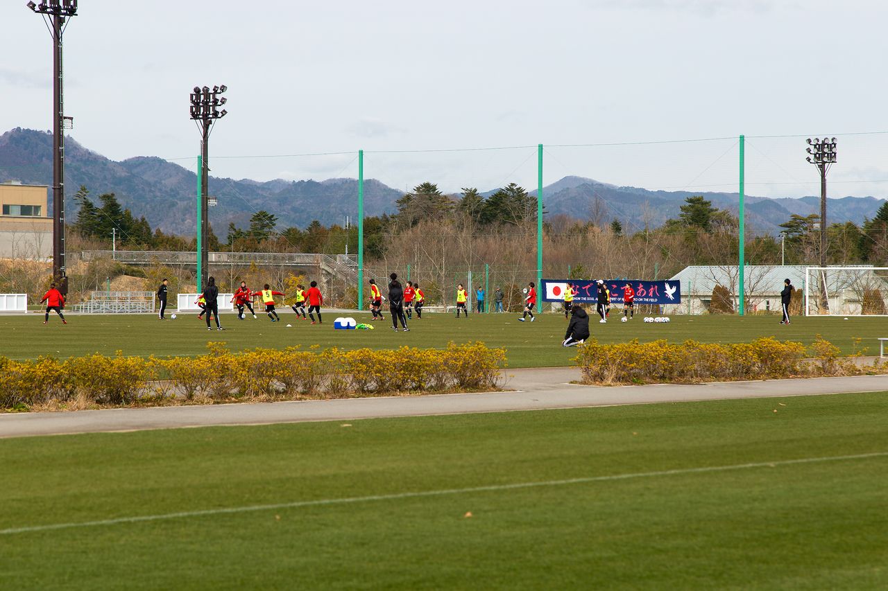 Pendant le reportage, l’équipe nationale féminine de football Nadeshiko Japan s’entraînait sur le terrain en gazon naturel