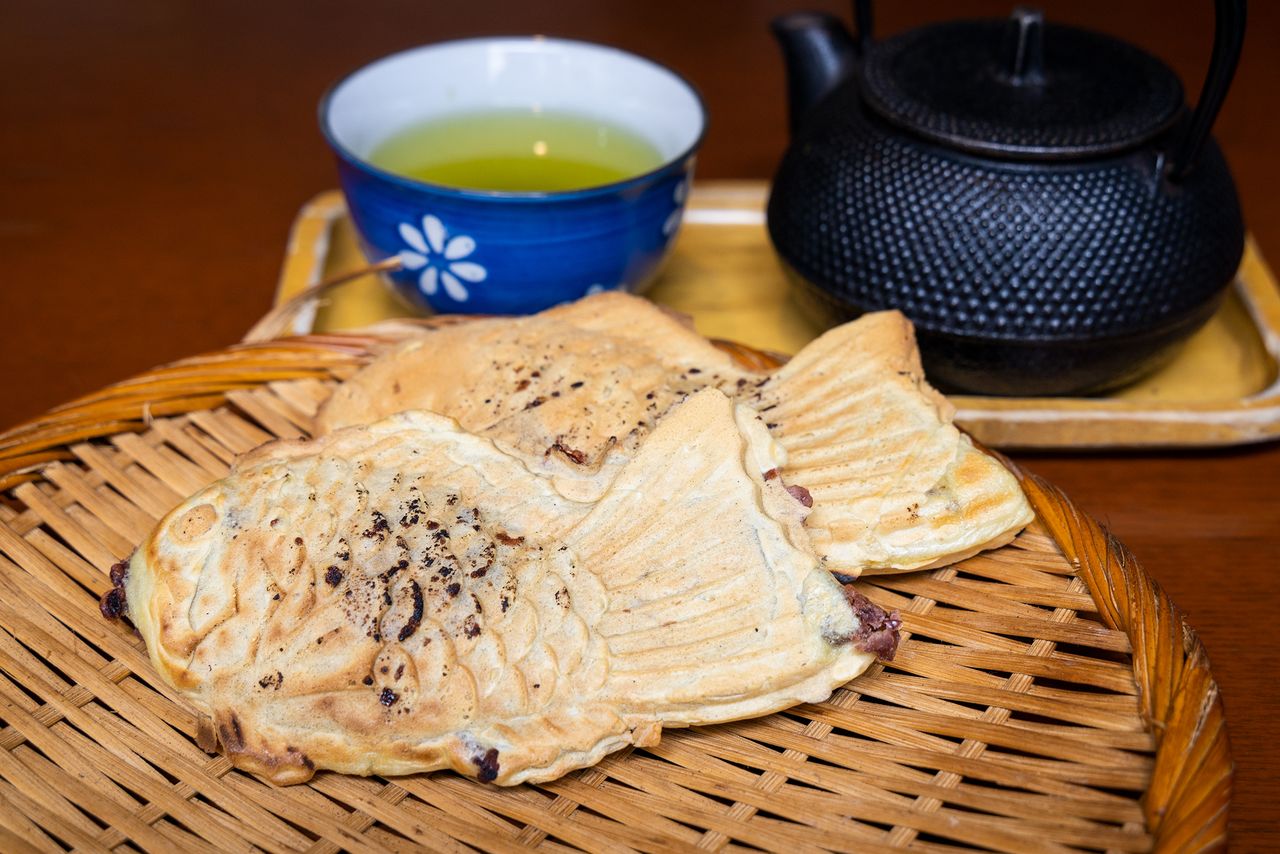 Pour les clients qui préfèrent s’asseoir pour manger, le taiyaki coûte 200 yens. Un menu de taiyaki avec du délicieux thé japonais coûte 700 yens.