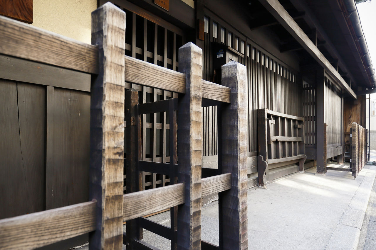 Les battari shôgi (tables pliantes) à droite, ont été abaissées pour exposer les marchandises de nombreuses machiya faisant à la fois office de boutiques et de résidences.