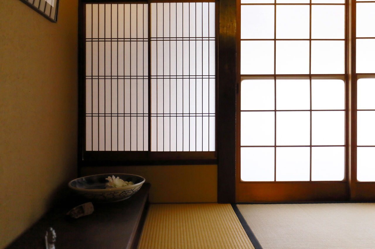 Harmonie entre la douce lumière du soleil filtrant à travers le papier d'un shôji et une pièce tatami