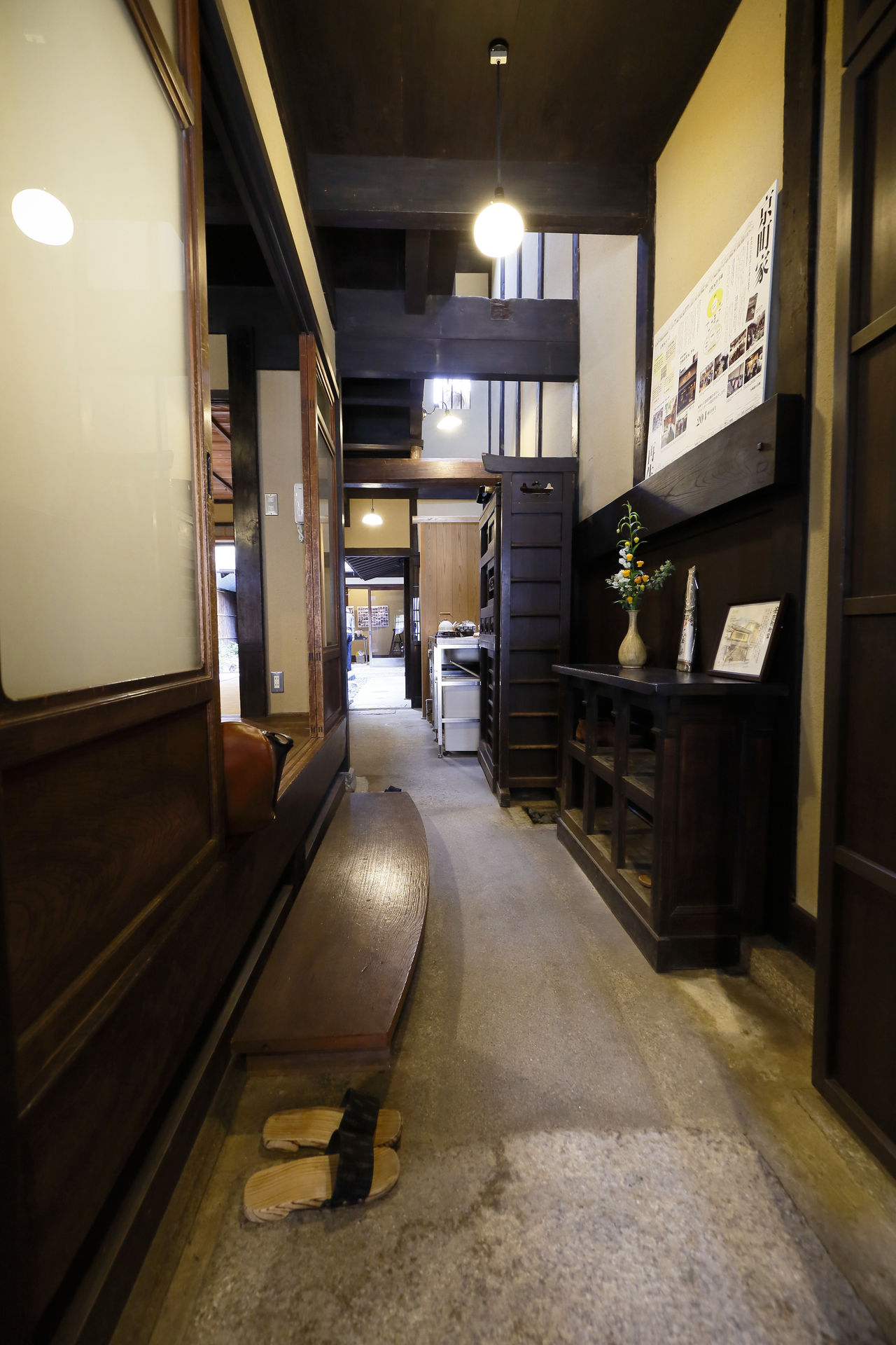 À Kyoto, une machiya reconnaissable à sa façade étroite et ses couloirs profonds et minces.