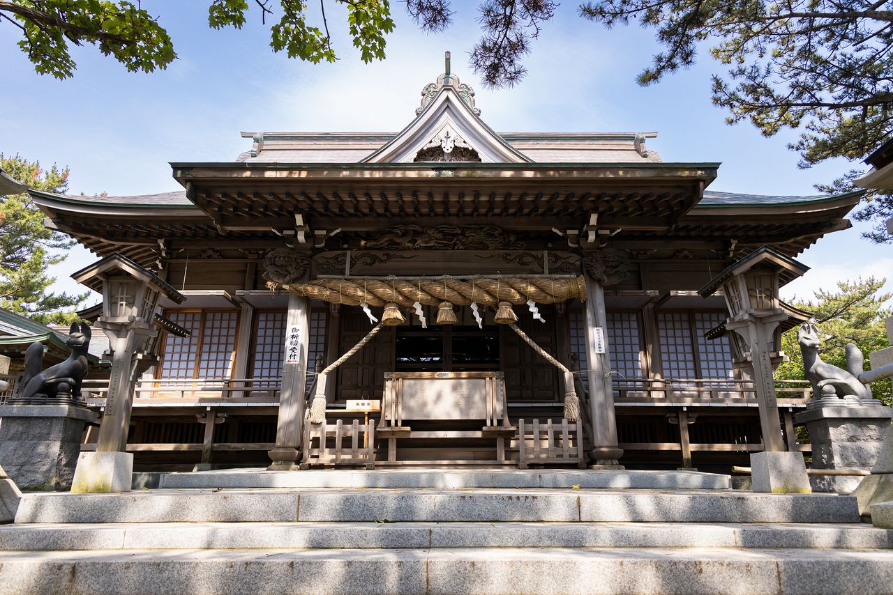 Le pavillon cérémoniel (haiden) au sanctuaire Takayama Inari se dresse majestueusement au sommet de la colline.