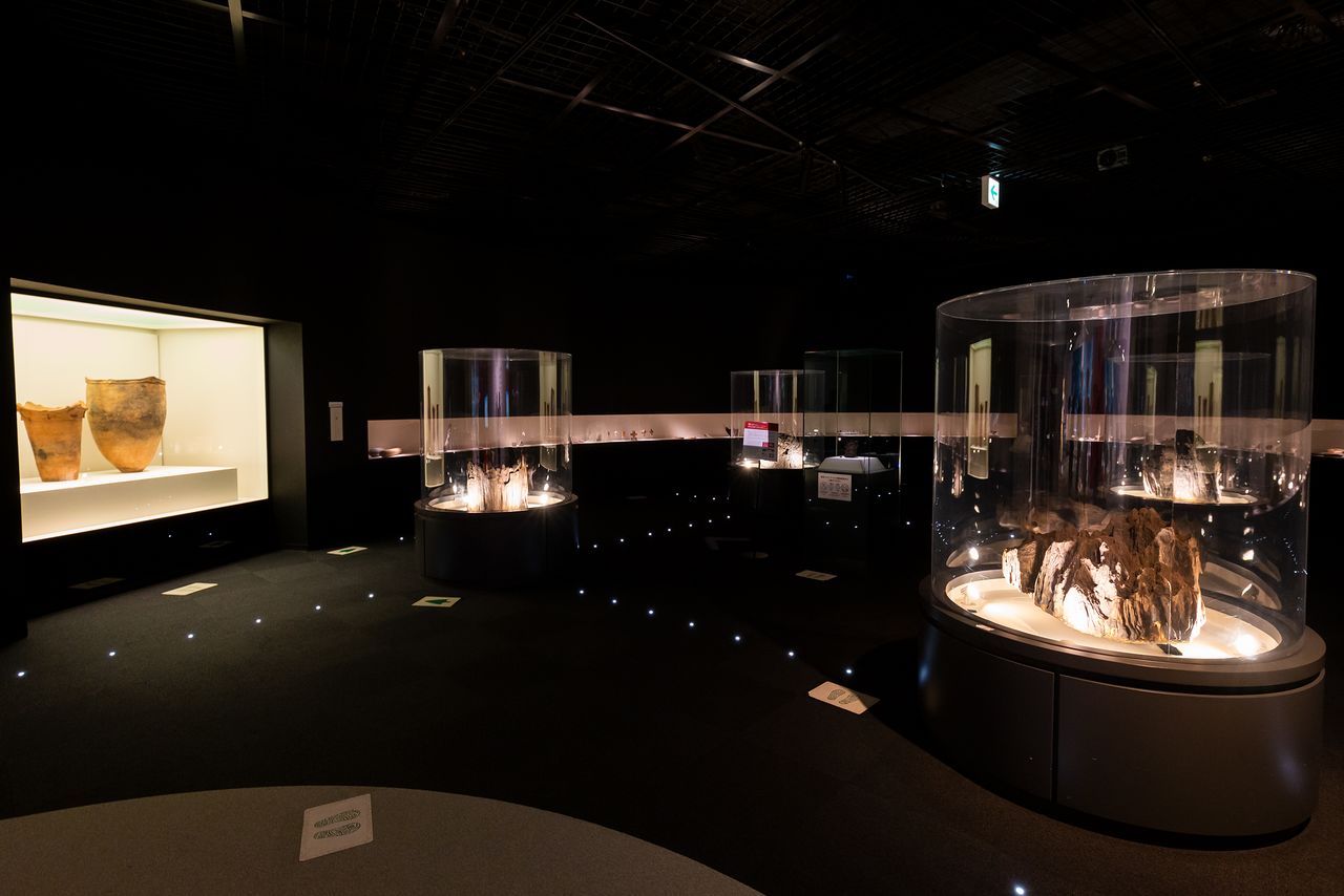 L’exposition « Cœur du peuple Jômon » au musée Sanmaru comprend de nombreux objets désignés biens culturels importants.