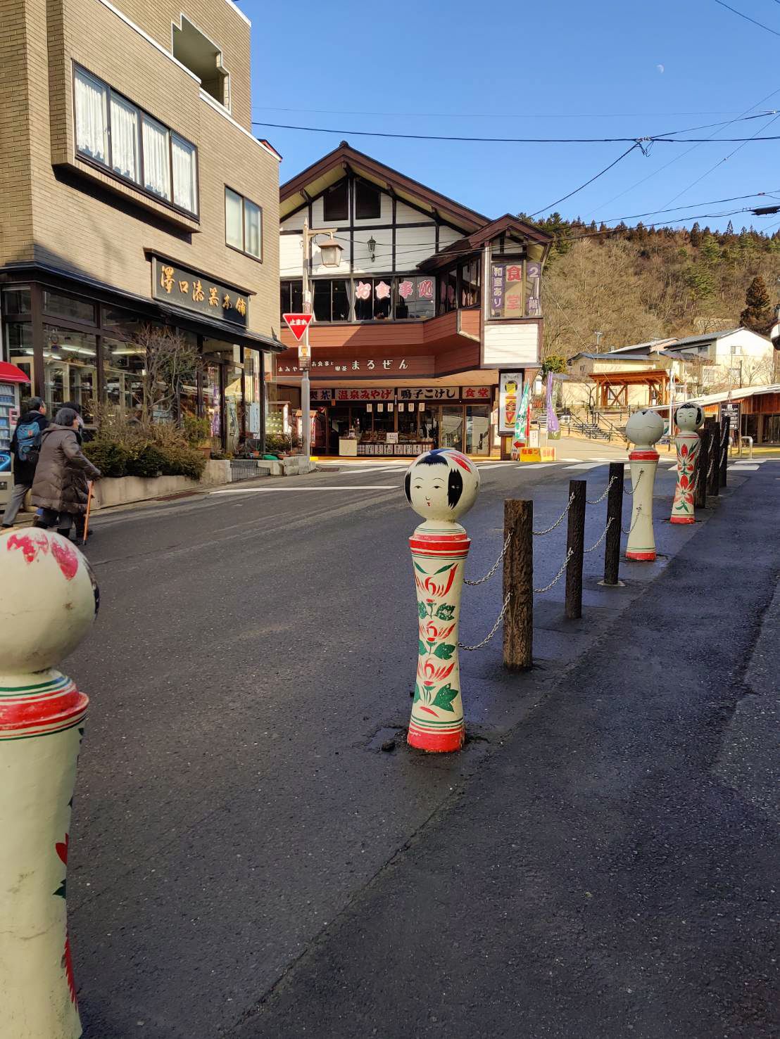 Des poupées de grande taille bordent une des rues de la station thermale de Naruko, un des centres de production de kokeshi les plus réputés de la région du Tôhoku.
