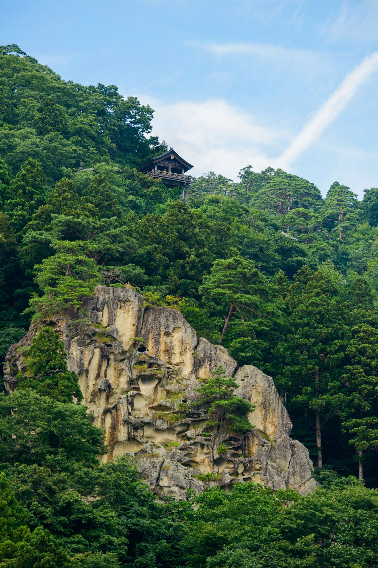 Le sanctuaire Tainai-dô, à flanc de falaise ; son accès est interdit aux pèlerins(photo avec l’aimable autorisation de l’office de tourisme de la préfecture de Yamagata)