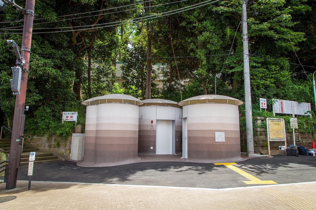 Toilettes publiques de Yoyogi-hachiman, comme « trois champignons »  ayant poussé en forêt (achevées en juillet 2021).